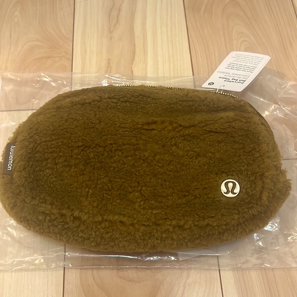 Lululemon everywhere belt bag fleece NWT burnt caramel